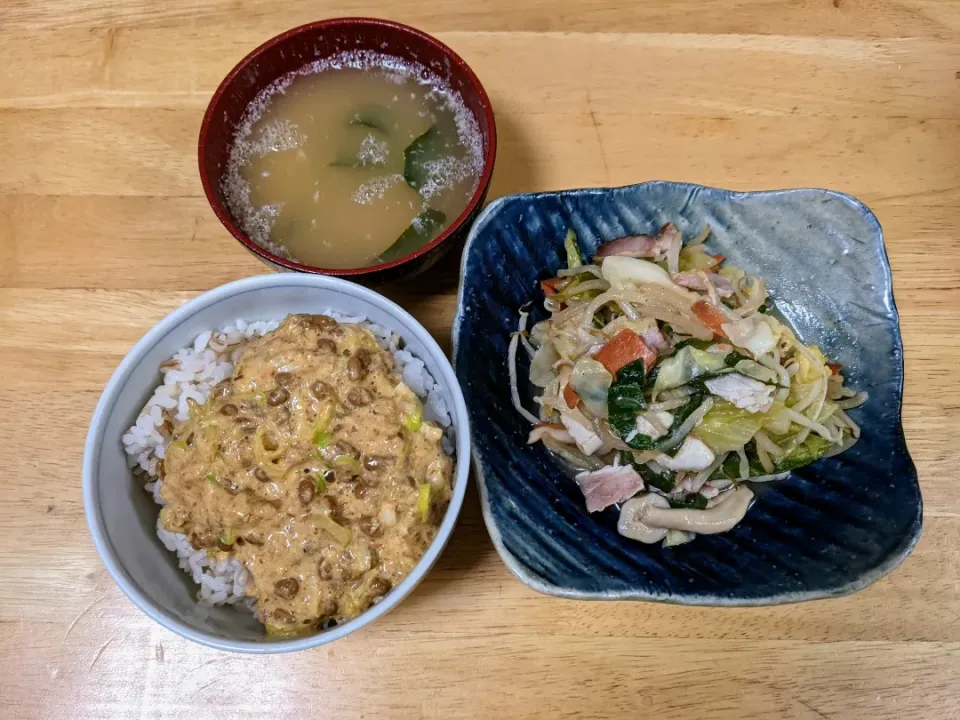 Snapdishの料理写真:定番の肉野菜炒めと葱味噌納豆ご飯、ワカメの味噌汁です。|トヨシと申します。さん