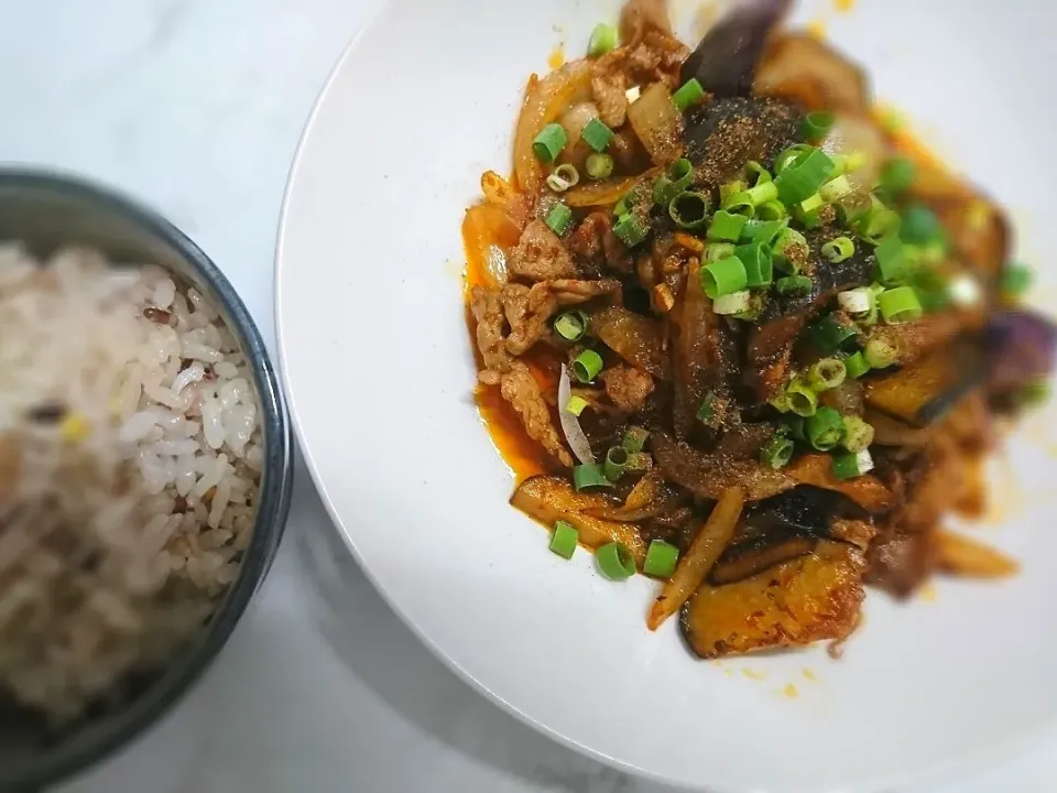 狸の宴シリーズ
今宵の御料理

豚と茄子の四川炒め
鶏出汁炊き18穀飯

紹興酒→🥃ゞ( ・∀・)っ🍻
皆様と幸せに乾杯‼️
良いGWを‼️

五香粉/唐辛子/花椒粉/辣油/大蒜/豆板醤/紹興酒/使用|タヌキさん