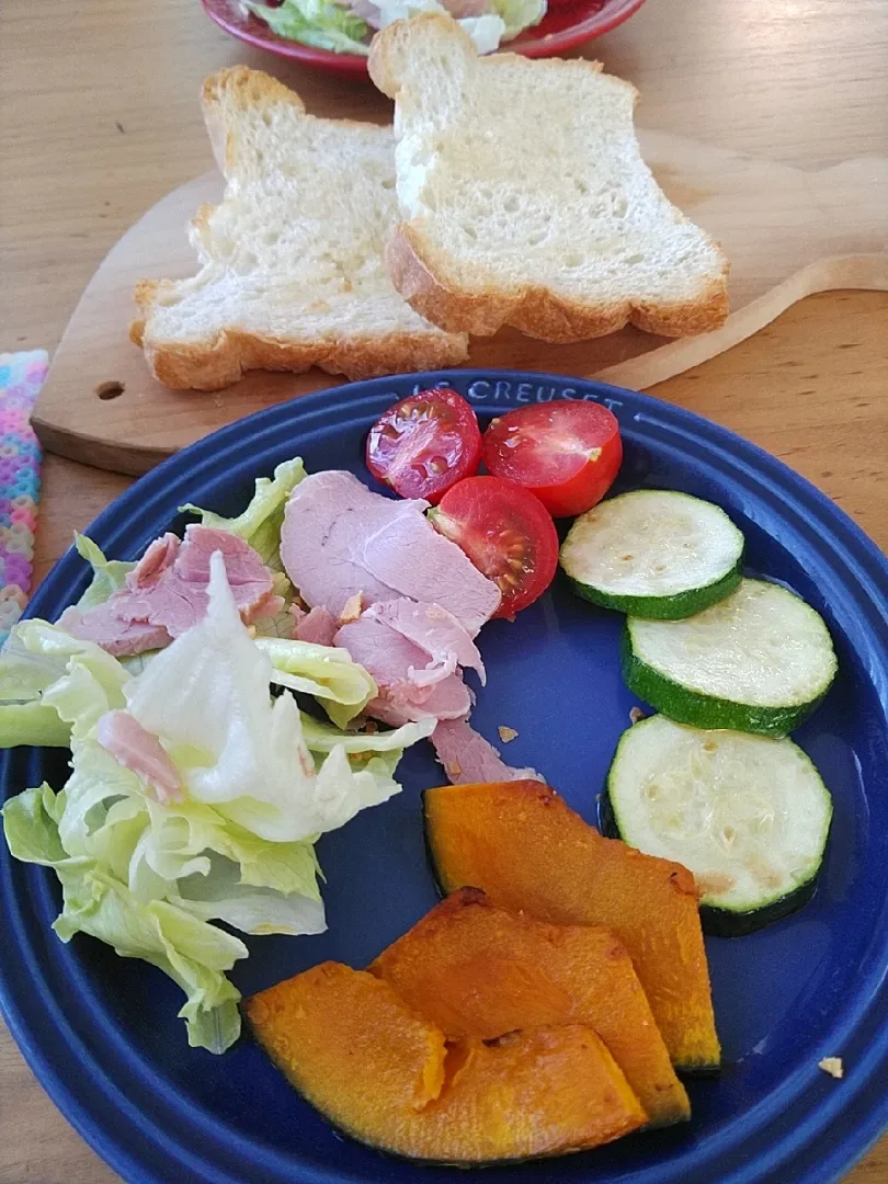 朝食　サラダプレート、自家製食パン|pranzoさん