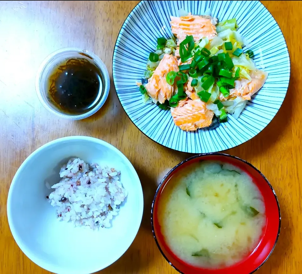 2022 0427　鮭とキャベツの蒸し煮　もずく　豆腐とわかめのお味噌汁|いもこ。さん