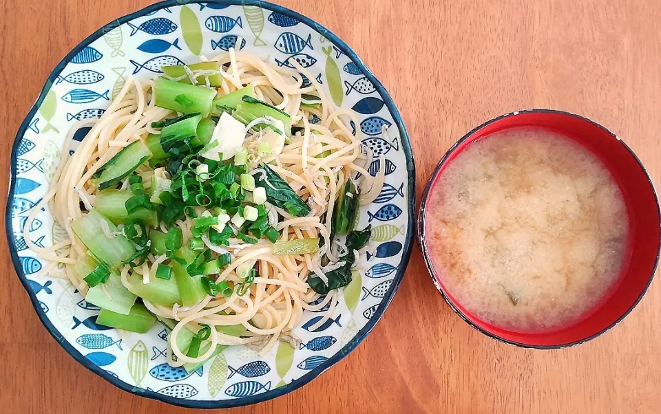 Snapdishの料理写真:2022 0428　しらすと小松菜のレモン醤油ペペロンチーノ　豆腐とわかめのお味噌汁|いもこ。さん