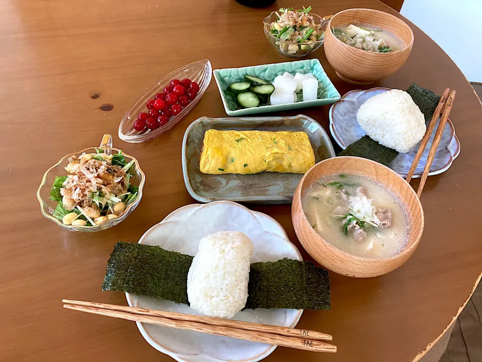 朝ごはん🍙、ネギ入り卵焼き、お豆のサラダ、豆乳入り具沢山お味噌汁、自家製ぬか漬け、さくらんぼ🍒|さくたえさん