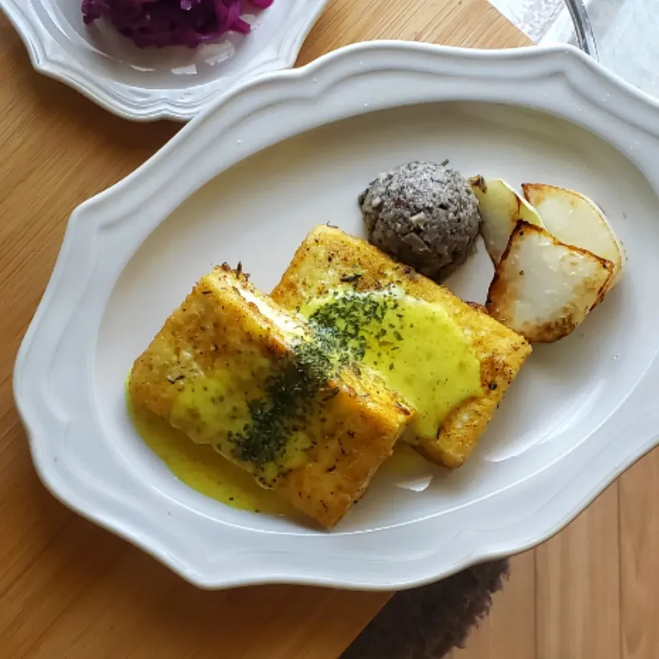 カレースパイスをきかせた豆腐ステーキ＊カレークリームソース♪|mi_neneco♪さん