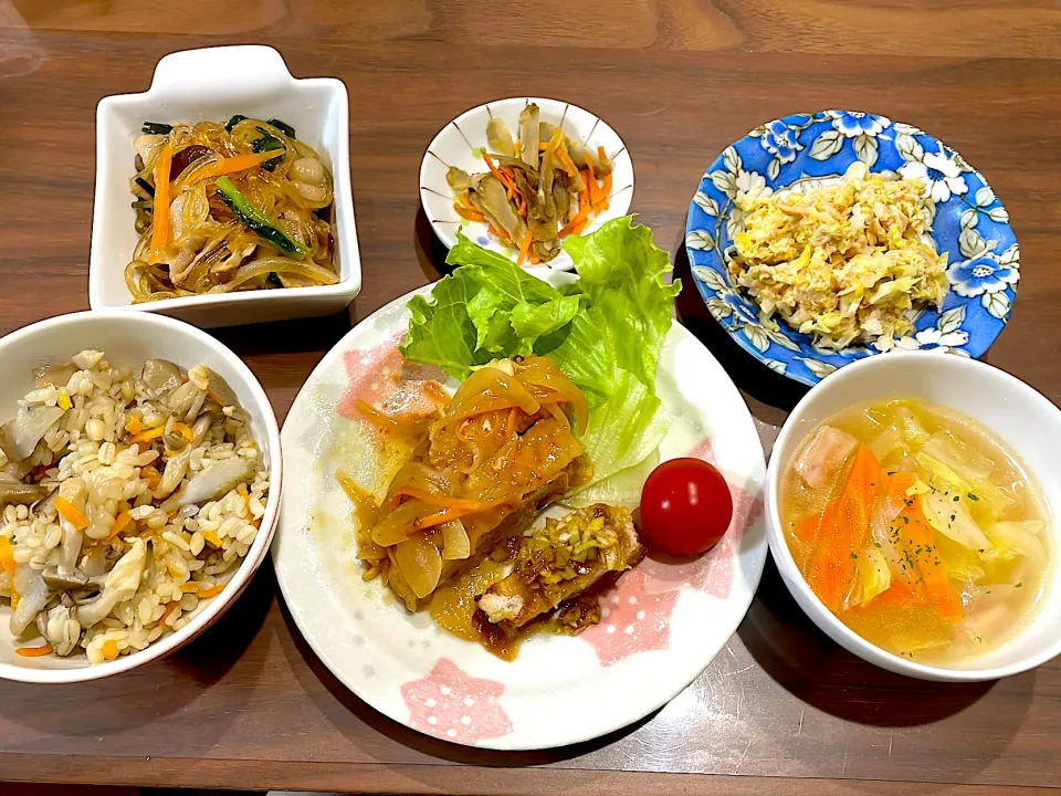 きのこの炊き込みご飯　残り物カリカリ鶏むねのあんかけ&ねぎソース　残り野菜のコンソメスープ　キャベツとツナの韓国風和えもの　きんぴらごぼう　豚肉のチャプチェ|おさむん17さん