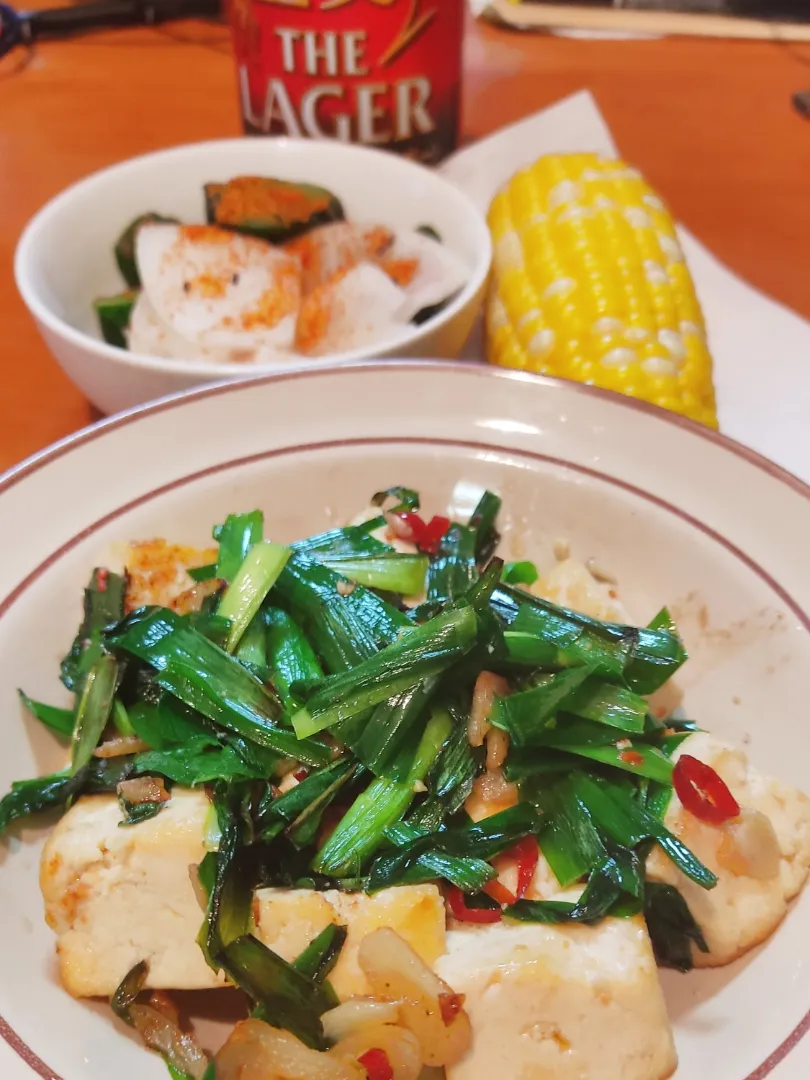 島豆腐とニラのにんにく炒め
とうもろこし
漬物

島豆腐とニラだけの炒め物。
シンプルなほど、島豆腐を味わえる気がするのです。|Rピージャーさん