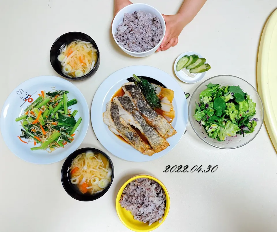 🐟鱈のムニエル　🥬小松菜としらすの炒め物　🥗レタスとルッコラのサラダ　🥒糠漬け　🥣切り干し大根の味噌汁　🍚雑穀米ご飯|paku.pakuさん