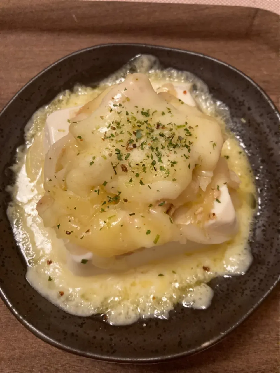 Snapdishの料理写真:お豆腐に新玉ねぎとトマトとツナのサラダを乗せてチーズを乗っけてチンしたやつ♡|gunlove❤さん