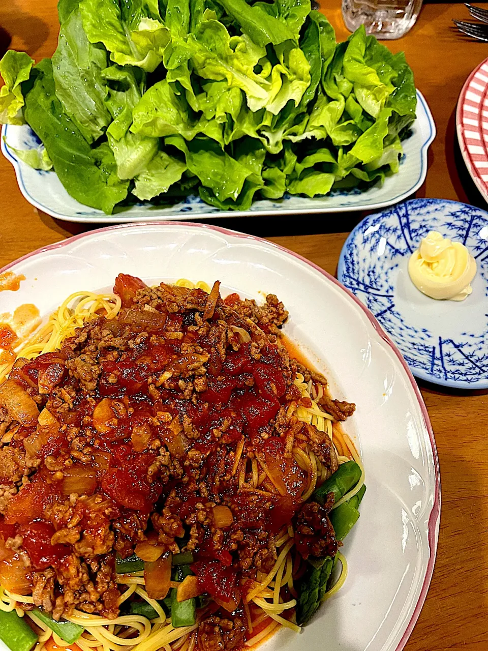 Snapdishの料理写真:葉っぱ大量に食べた #夕飯　トマトたっぷりミートソーススパゲッティ、サラダ菜|ms903さん