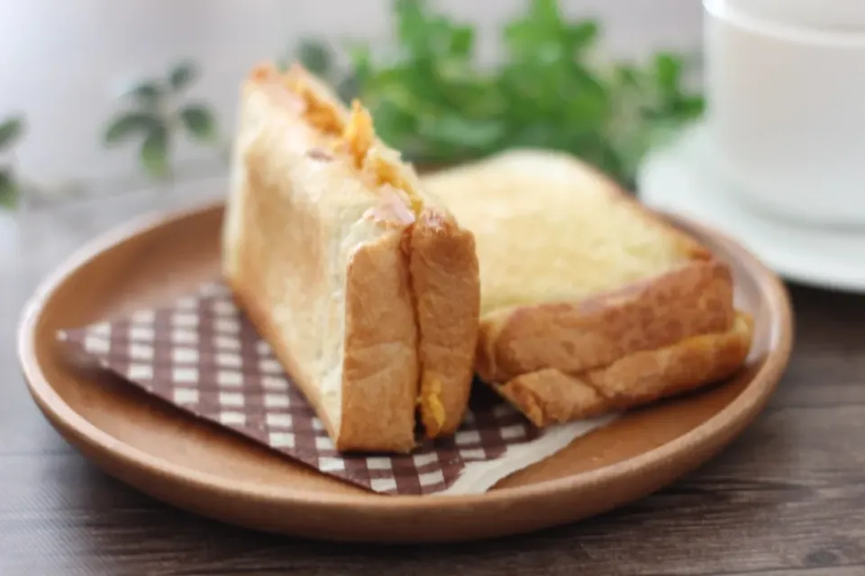 ハリッサチキンと卵のホットサンド|ちいさなしあわせキッチンさん