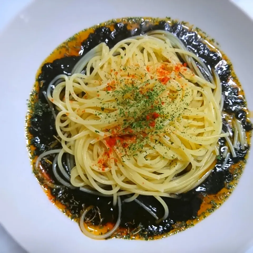 狸の宴シリーズ
夕刻の間食

イカスミパスタ‼️
※ハチ食品イカスミレトルトソース使用
+香辛料&オリーブオイル追加

(*´▽｀)ﾉｼ
直ぐに下のソースと和えて頂きました。|タヌキさん