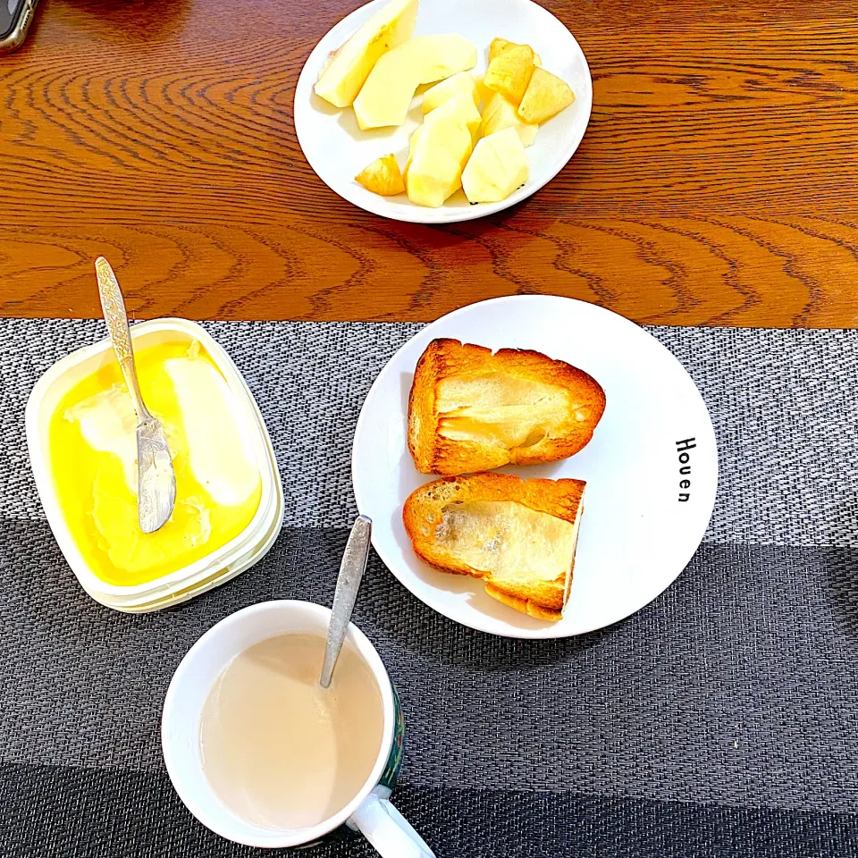 4月 30日　朝ごはん　塩パン、カフェオレ、林檎|yakinasuさん