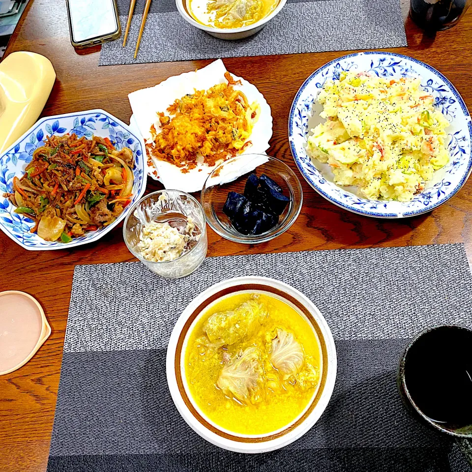 牛肉と牛蒡のきんぴら炒め、ポテトサラダ、かき揚げ、ロールキャベツクリーム煮|yakinasuさん