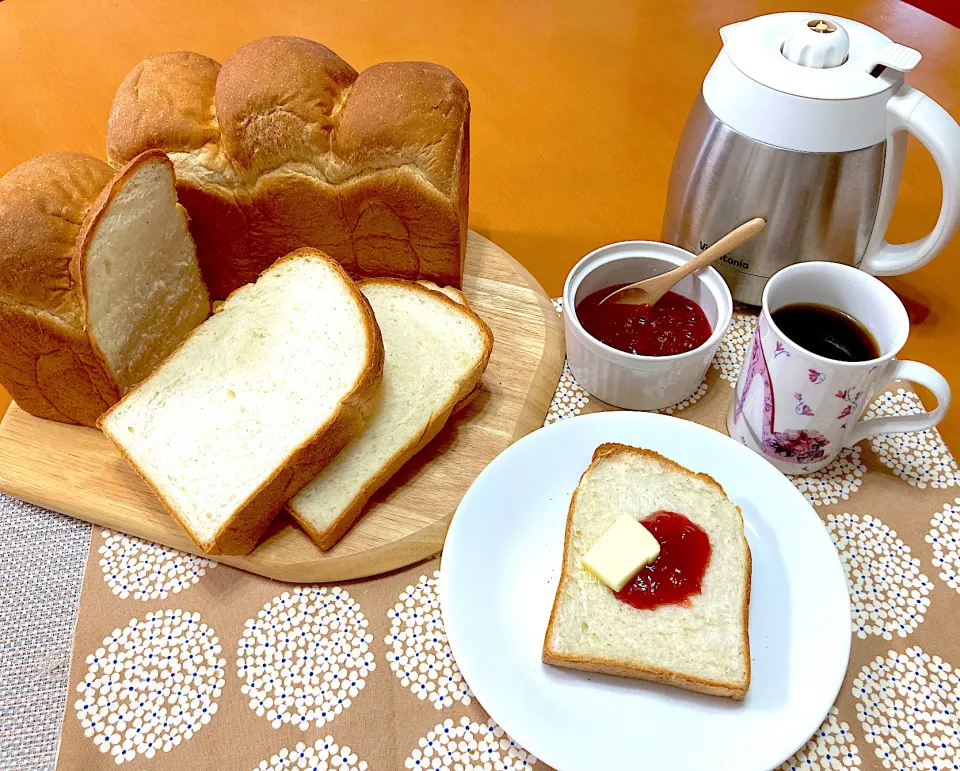 全粒粉の山型食パン〜いちごジャムトースト🍓|オレンジまゆゆさん