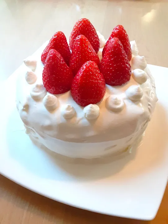 Snapdishの料理写真:はじめての投稿

中沢　脂肪分30％カット生クリーム
手作りショートケーキ|まみさん