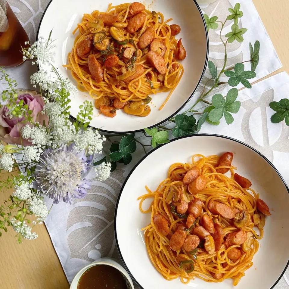 Snapdishの料理写真:5/1❤︎GW休日パスタランチ🌱
洋食屋さんのナポリタンスパゲティ🍝
オニオンスープ|Makinsさん