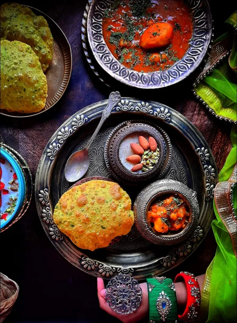 Methi/Fenugreek Poori
Potato-Tomato Curry garnished with dried Fenugreek leaves called Kasuri Methi...|Riniさん