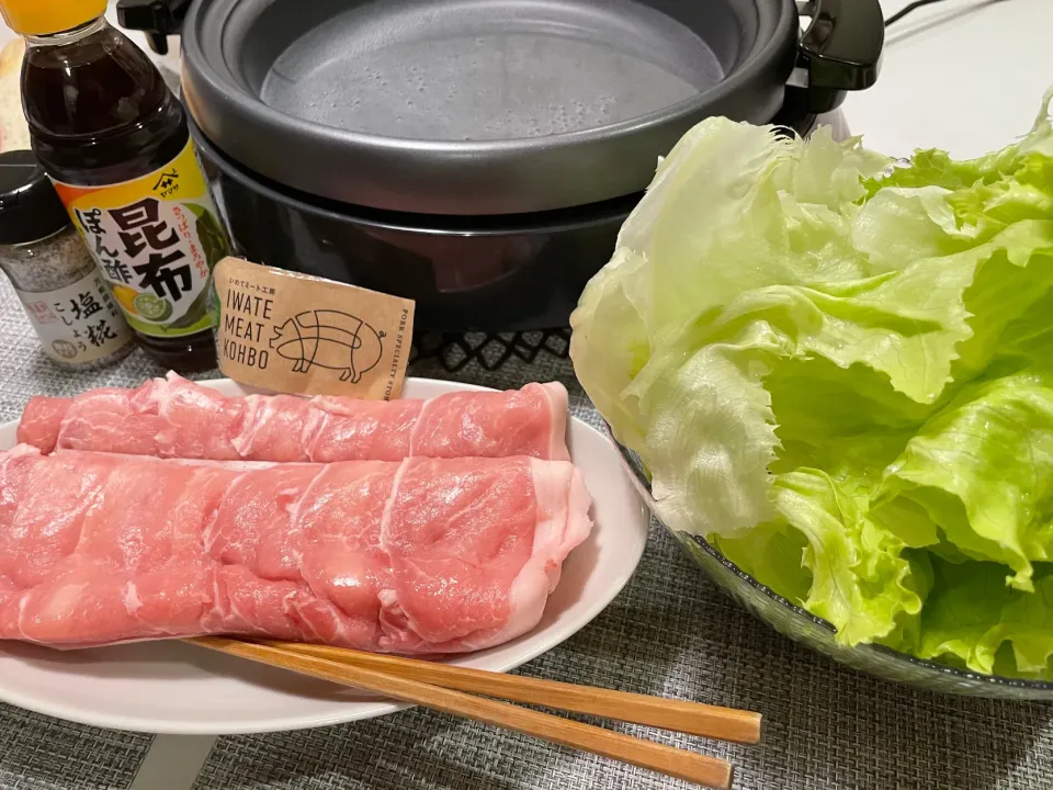 Snapdishの料理写真:5月1日夜は豚肉とレタスのしゃぶしゃぶ|とももさん