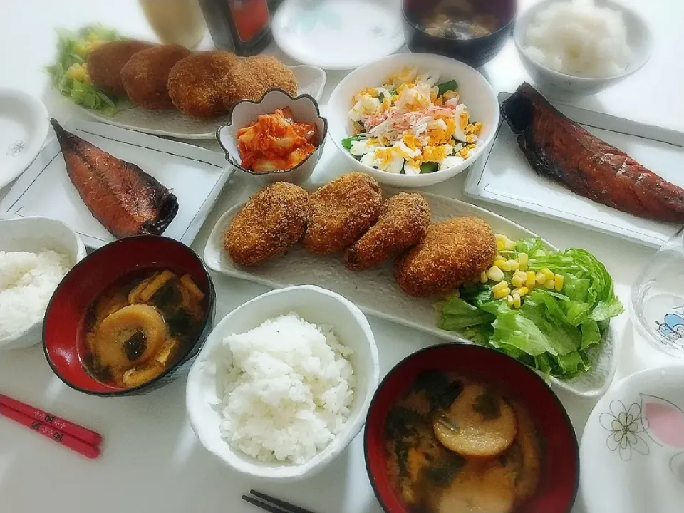 夕食(*^^*)
コロッケ&サラダ🥗
鯖みりん焼
スナップエンドウと卵とカニカマサラダ
キムチ
お味噌汁(渦巻き麩、ワカメ、油揚げ)|プリン☆さん