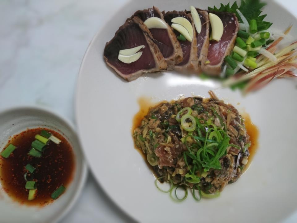 狸の宴シリーズ 鰹の合い載せ 鰹の叩きと鰹のなめろうなめろうは道場六三郎先生のレシピです 今回のレシピは道場先生のyoutubeに 御座います 皆様のgwと幸せに 乾杯 ゞっいや 鰹は飽きないわー タヌキ Snapdish スナップディッシュ Id Zufqya