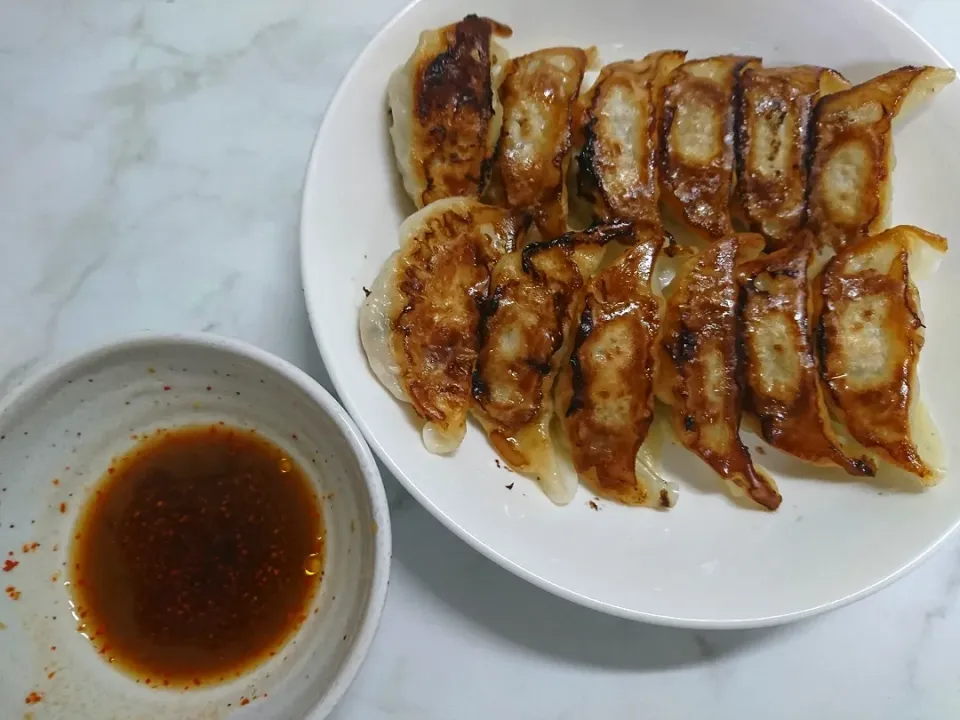 餃子/狸の宴シリーズ

純和食(鰹料理)からの～
ど中華献立www
ラーメンライスと共に、
庶民の味方(多分)、餃子～‼️

紹興酒→🥃ヽ(´Д｀;≡;´Д｀)つ🍻
酒のチェイス忙しい(笑)

皆様と共に乾杯‼️( ・∀・)ﾉｼ|タヌキさん