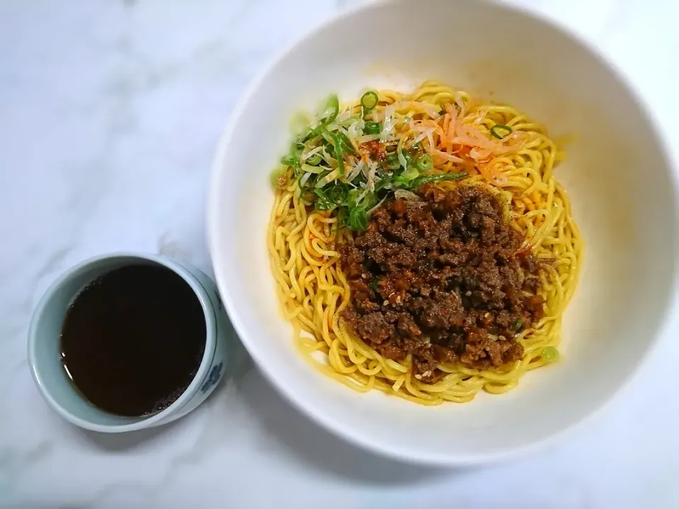 担々麺/狸の宴シリーズ

純和食(鰹料理)からの～ド中華な料理
鰹料理→餃子→担々麺(今ココ)

餃子は中国圏では御飯扱いで
炭水化物連続で有る意味、
炭々料理の炭々麺www(笑)|タヌキさん