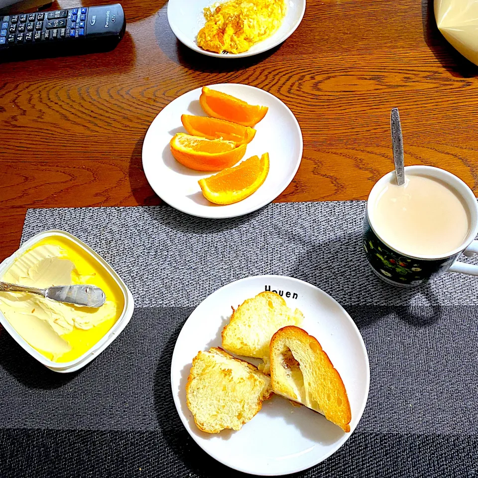 5月1日　朝ごはん　塩パン、カフェオレ、オレンジ|yakinasuさん