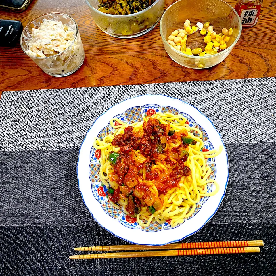 野菜とベーコンで、甘辛く味つけたトッピングをつくり、スパゲティにかけました。思ったよりおいしくできて、はぴはぴでした。|yakinasuさん