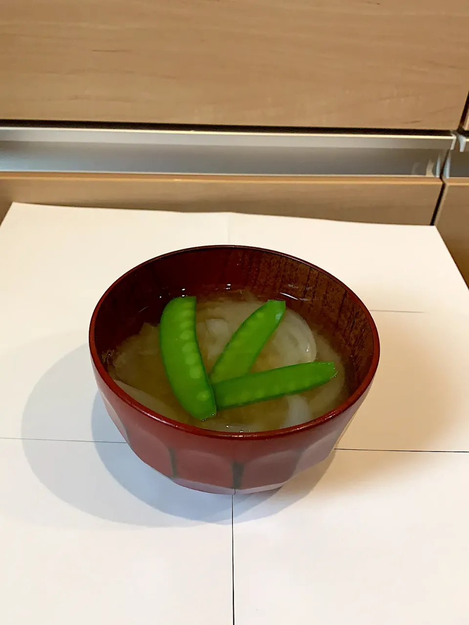 Snapdishの料理写真:新玉ネギと絹さやの味噌汁|奥野 絢子さん