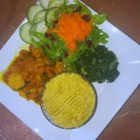 Curry Shrimp with Irish potato
Steam Kale
Mashed sweet potatoes 
Raw vegetables with dried cranberries|wendyannfrater@gmail.comさん