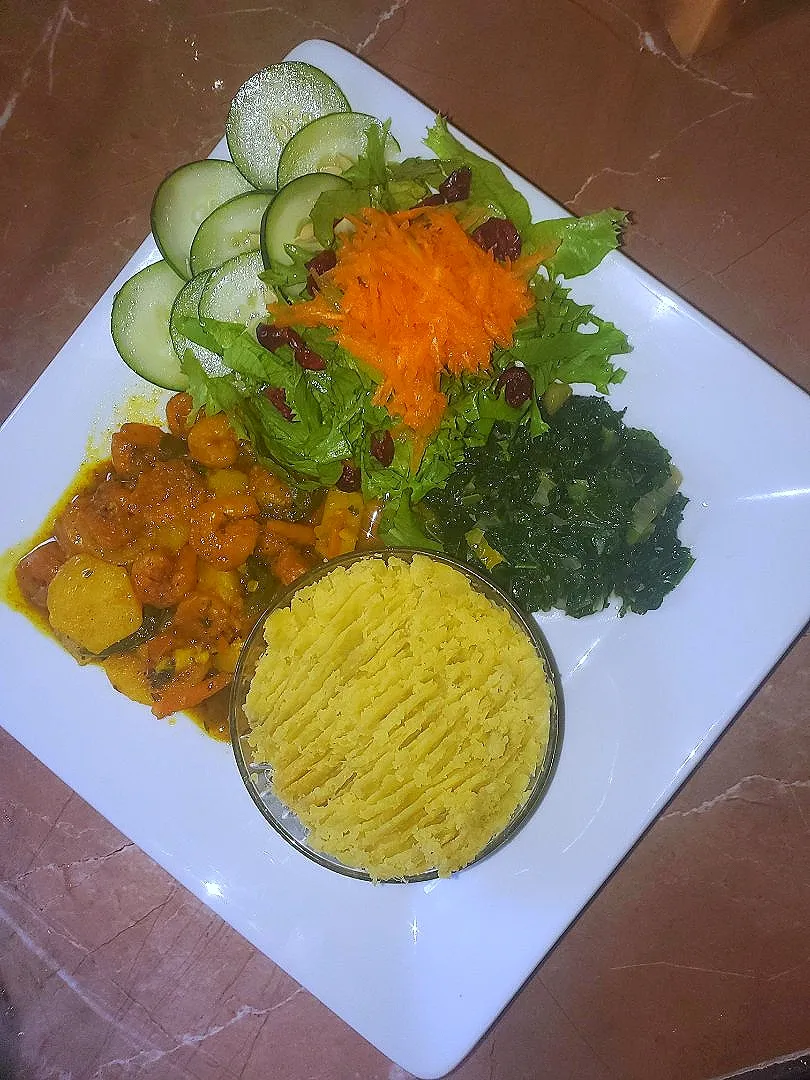 Curry Shrimp with Irish potato
Steam Kale
Mashed sweet potatoes 
Raw vegetables with dried cranberries|wendyannfrater@gmail.comさん