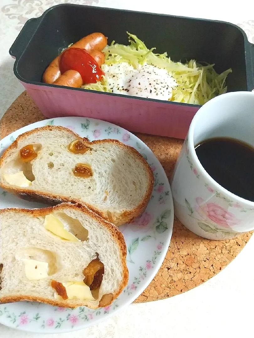 ☆今日の朝ごはん☆手作りカンパーニュ　目玉焼き|hamamaさん