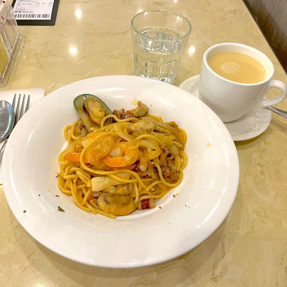 Snapdishの料理写真:Seafood pasta with lobster sauce|skyblueさん