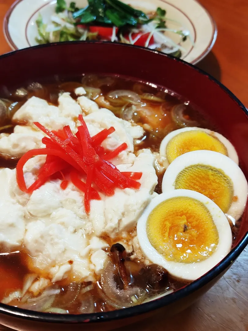 ゆし豆腐ラーメン
（日清これ絶対うまいやつ！背脂醤油）
サラダ

ゆし豆腐とラーメンだったら絶対合うっしょ！
試してみた。
醤油ラーメンに紅ショウガ、ゆし豆腐にゆで卵と、ちぐはぐ感は否めないが、リピートしたくなる美味しさでした。|Rピージャーさん