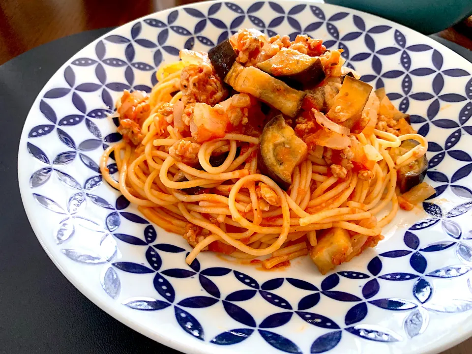 鶏ミンチとナスのトマトパスタ|かなっぺさん