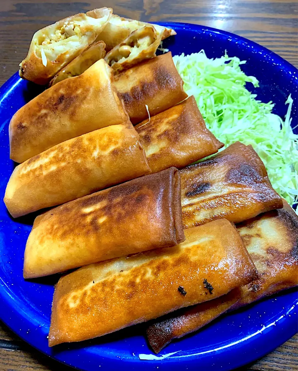 昨夜の大豆としめじ鶏ひき肉で作った大豆ヤバ味噌炒めカレー味の残りを春巻きに^_^チーズ入り^_^|きよっさんさん