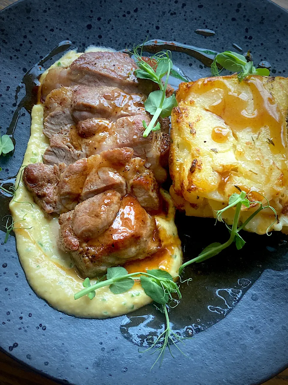 Pork ribeye, douphinose potato, parsnip purée, red wine jus|Cpthaggisさん