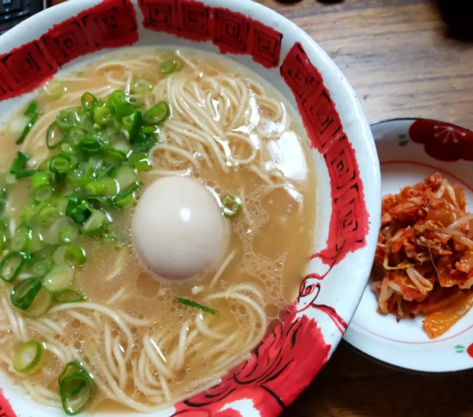 豚骨ラーメン
もやしとキムチのナムル|たつかばさん