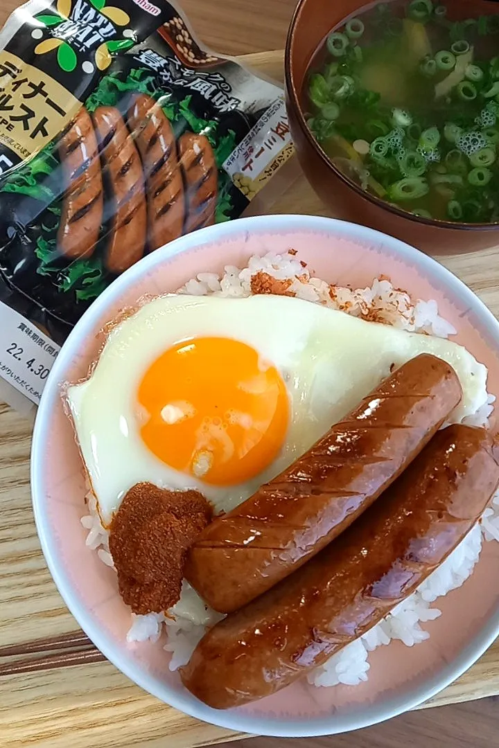 目玉焼きｳｨﾝﾅｰ丼withぺらさま|まりおさん