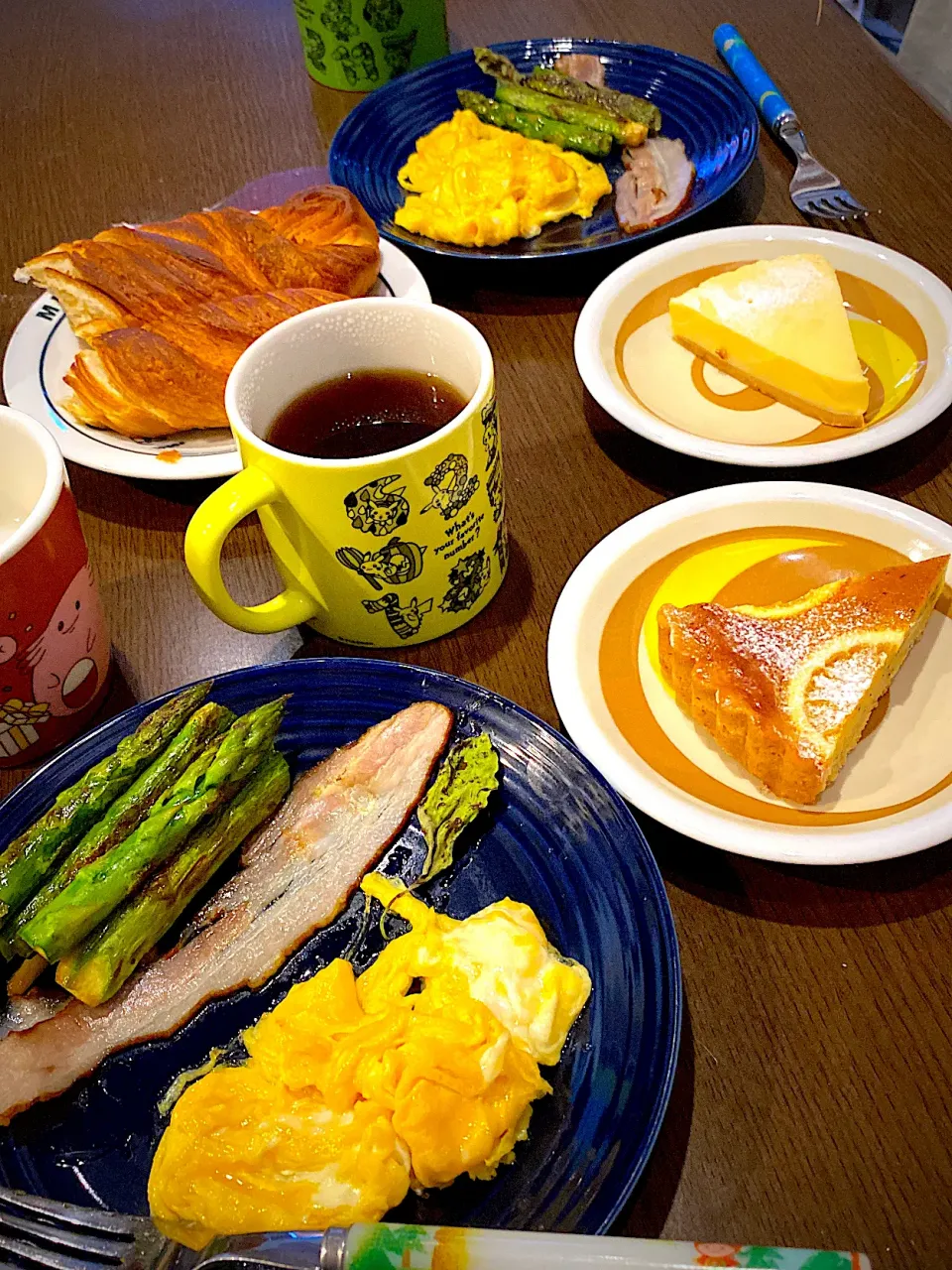 焼きベーコン　スクランブルエッグ　アスパラガスソテー　クロワッサン　チーズケーキ　コーヒー☕️|ch＊K*∀o(^^*)♪さん