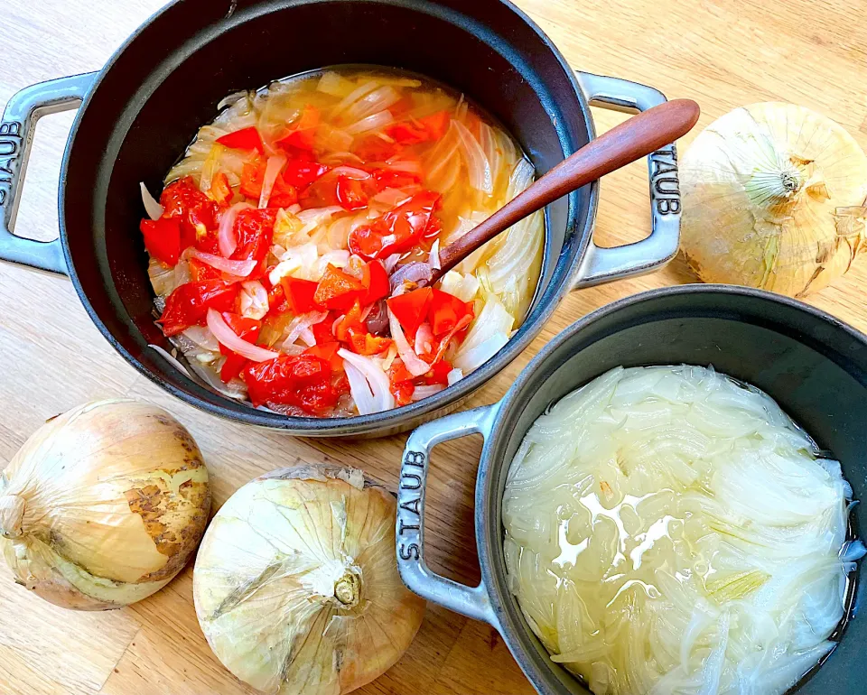 トマト🍅パプリカ、たまねぎ🧅の重ね煮と、たまねぎ🧅オンリーの重ね煮。このままでも幸せなくらい美味しい‼︎|ゆすらうめさん