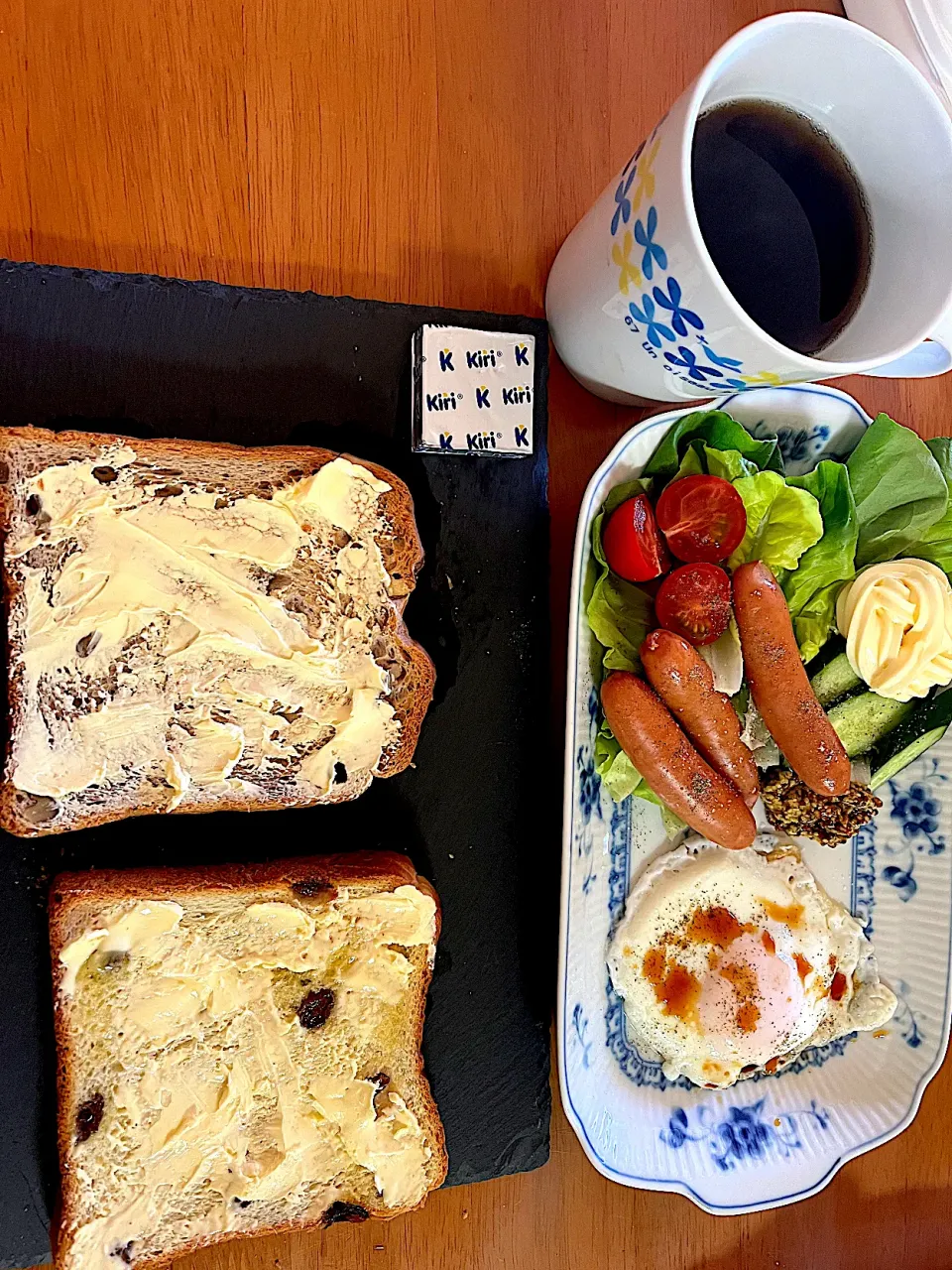 何時に寝てもやっぱし朝は眠い #朝食 くるみパンレーズンパン、ウインナー粒マスタード目玉焼き(ターンオーバーじゃないやつ)サラダ菜トマトkiri|ms903さん