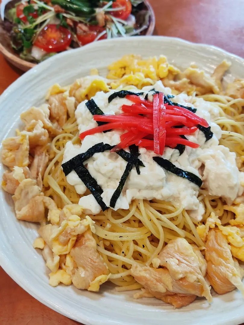 ゆし豆腐パスタ
サラダ

ゆし豆腐のバリエーションが止まらない。
今回は、ゆし豆腐パスタ。
ゆし豆腐には手を加えず、パスタと周りのくるま麩にやや塩味をプラス。
そして私は紅ショウガを堪えきれずにのっけてしまのです。
うまい！|Rピージャーさん