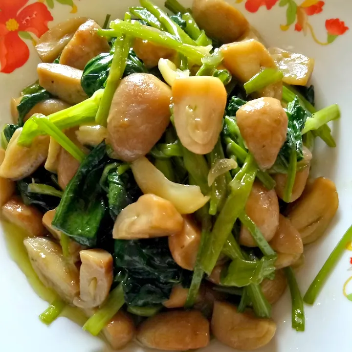 Stir-Fried Straw Mushroom And Water Spinach|Shwe Htetさん