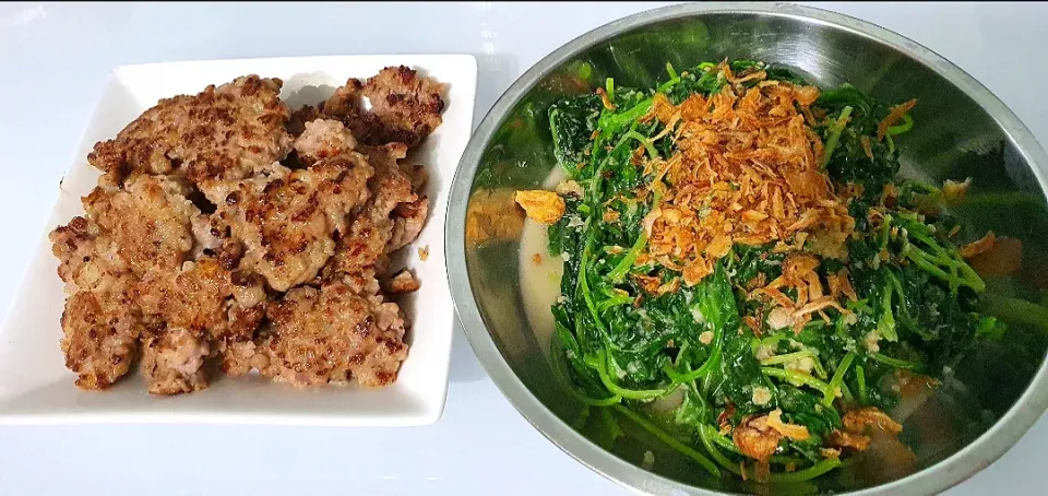 Snapdishの料理写真:pan fry minced pork 😋 
garlic dried shrimps spinach 😋 😍|🌷lynnlicious🌷さん