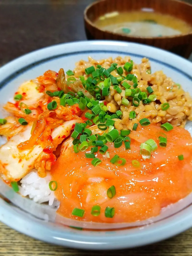 パパ作👨キムチ納豆イカ明太丼|ぱんだのままんさん