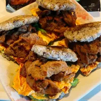 大豆ミートに当選させてもらったので、子供の朝食にライスバーガーを作りました。味もしっかりついててボリューム満点‼️|ori_caffeさん