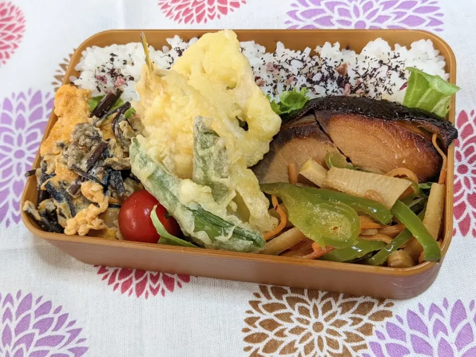 Snapdishの料理写真:本日のお弁当〜。鰤の照焼きと天麩羅。昨晩の残り。蕨の卵とじ。|f.1125beさん