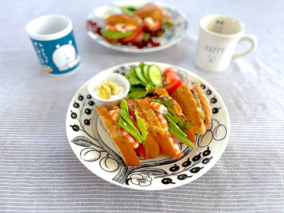 海老とアボカドのサンド🦐🥑とバナナミルクサンド🍌🥛|ゆかりさん