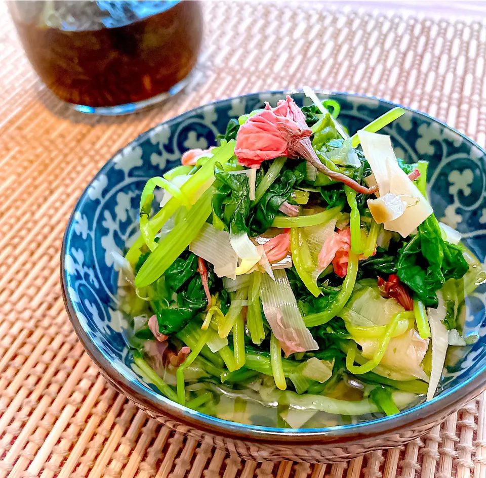 Snapdishの料理写真:三つ葉のこれうまうめこのおひたし～桜を添えて🌸～|にゃんぺこさん