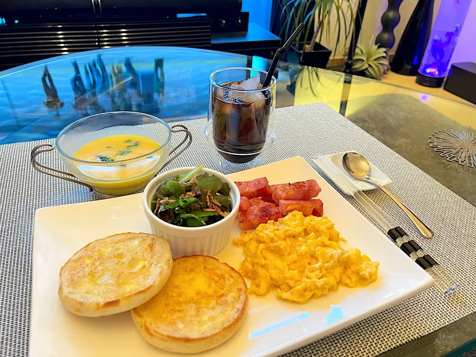 休日の朝ご飯🍽
⁡
●イングリッシュマヒィン
●スクランブルエッグ
●カリカリベーコン🥓
●ベビリーフのサラダ🥗
●コーンスープ🌽
●アイスコーヒー|yokoさん